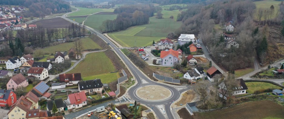Luftaufnahme Lärmschutz und Kreisverkehr Ortsumfahrung Weismain - © Staatliches Bauamt Bamberg